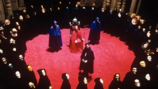 Eyes Wide Shut: chi si nasconde sotto al Mantello Rosso