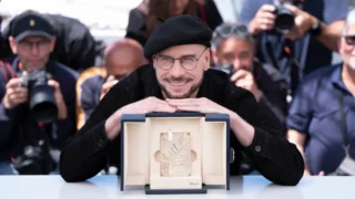 John Travolta posa con la Palma d’Oro a Cannes 79, immagini e dettagli della serata