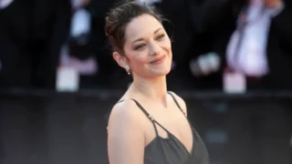 Marion cotillard percorre la montées des marches a cannes 79: cosa è successo