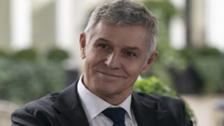 Lutto in emily in paris, noto attore morto dopo una lunga battaglia