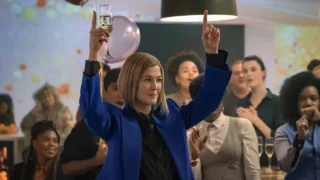 Ladies first: vero significato dei due mondi nel film con Rosamund Pike e Sacha Baron Cohen