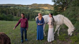 Famiglia nel bosco dalla parte degli animali guida e idee per vivere la natura