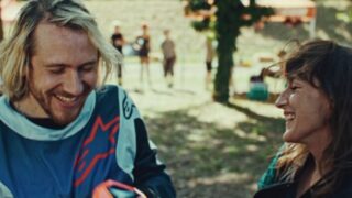 Amori, ricordi e seconde possibilità: il trailer del film romantico Allora Balliamo