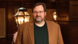 Brandon sanderson colpisce con romanzo sci-fi: nuova serie in adattamento da record