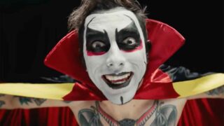 L’inganno della cadrega nella WWE: Giovanni e Giacomo incontrano Danhausen nello spot di Clash in Italy