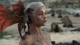 Daenerys Targaryen Emilia Clarke dopo 7 anni da Game of Thrones: come va avanti