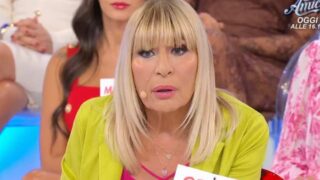 Gemma Galgani in minigonna e stivaloni: sfida le rivali a Uomini e Donne