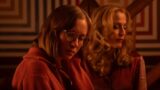 Gillian Anderson riaccende un franchise horror con sesso e morte nel trailer di Camp Miasma R-rated