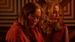 Gillian Anderson riaccende un franchise horror con sesso e morte nel trailer di Camp Miasma R-rated