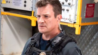 Nathan Fillion: la serie crime lunga 8 stagioni supera la commedia Disney in classifica dopo un grande episodio