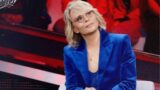 Amici stasera 9 maggio 2026 anticipazioni: ospiti, eliminazioni e colpi di scena, chi va in finale