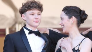 Figlio adolescente di marion cotillard a cannes ruba la scena con eleganza video