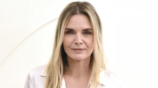 Michelle Pfeiffer vuole rifare dark shadows dopo l adattamento da 245 milioni di dollari con tim burton e johnny depp