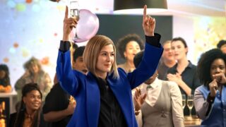 Rosamund Pike Netflix fantasy remake cambia tutto: cosa dice regista e cast rispetto alloriginale