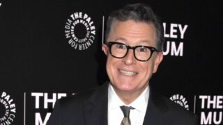 Stephen Colbert vince contro CBS dopo la cancellazione del Late Show