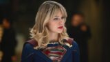 Melissa benoist supergirl ritorna con un  look nell universo dc