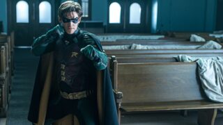 Prime video batman show rivela il design di robin e richiama adam west