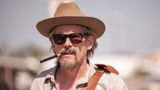 Ethan Hawke conferma un grande traguardo sul set per la stagione 2 di The Lowdown