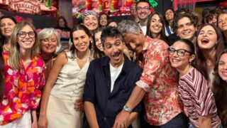 Fiorello Amadeus torna in Rai e scherza su Sanremo 2027 con De Martino e gli ospiti