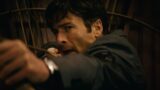 Glen Powell elimina la concorrenza nella prima clip italiana di Ricchi… da morire