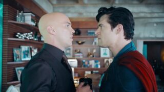 Superman: david corenswet in combattimento contro warsuit e lex luthor nelle foto dal set di man of tomorrow di james gunn