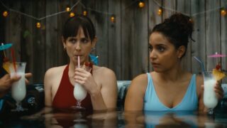 Pauline Chalamet e Coral Peña nella clip Switch tra imbarazzo e possibile threesome