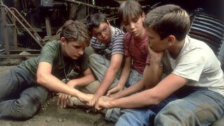 Stand by me: il viaggio nell’infanzia perduta che trasforma il dolore in memoria condivisa