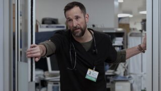 Pitt season 3 principali cambiamenti di storia svelati da noah wyle