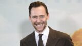 Tom hiddleston indaga viaggi nel tempo nell eruzione vulcanica più tragica nella nuova serie disney+ pompeii out of time