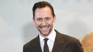 Tom hiddleston indaga viaggi nel tempo nell eruzione vulcanica più tragica nella nuova serie disney+ pompeii out of time