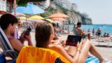 5 serie tv da vedere in vacanza sotto l’ombrellone