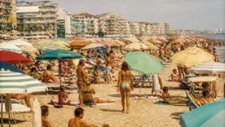 Abbronzatissimi stasera su Cine34: cast e trama