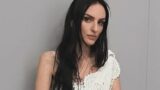 Arisa perde i bagagli prima del concerto e trasforma una tovaglia in abito di scena