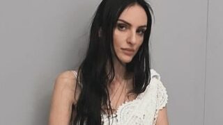 Arisa perde i bagagli prima del concerto e trasforma una tovaglia in abito di scena