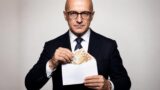 Pensionata invia 1800 euro ad Alfonso Signorini