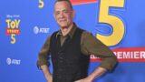 Tom hanks sostituto in arrivo in netflix:  attore nel reboot del thriller misterioso di 26 anni