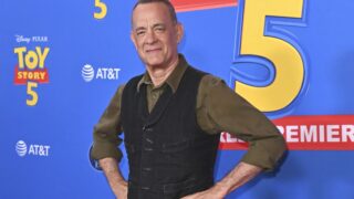 Tom hanks sostituto in arrivo in netflix:  attore nel reboot del thriller misterioso di 26 anni