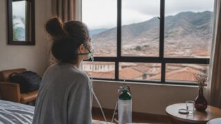 Chiara Ferragni con la maschera per l’ossigeno in Perù