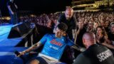 Clementino cade dal palco a Ischia, poi si rialza