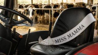 Laura Mascheroni: guidando il trattore sono Miss Mamma